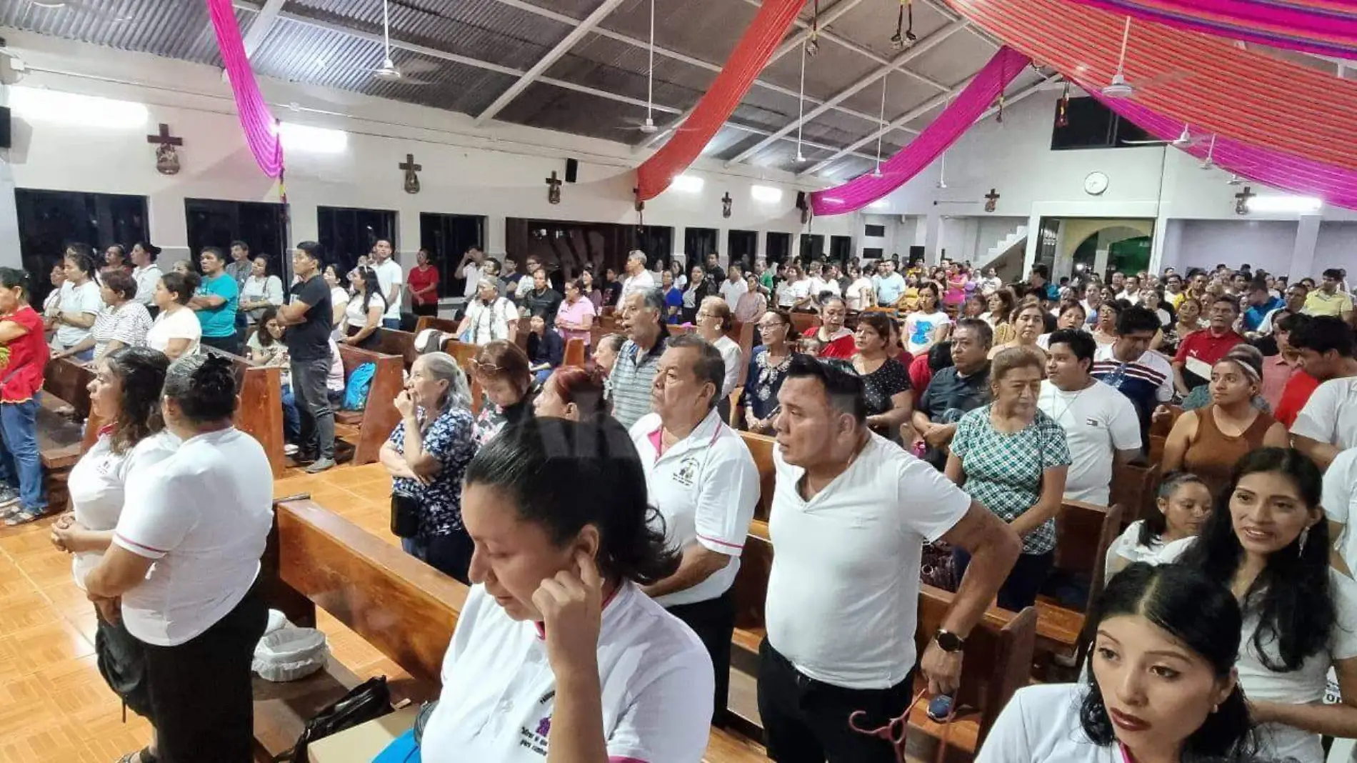 católicos en iglesia